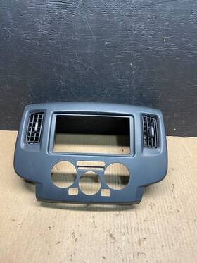 F4753 Nissan 682u1 3lm1a 2013-2021 Nv200 Center Console Radio Climate Control Air Vent Dg1